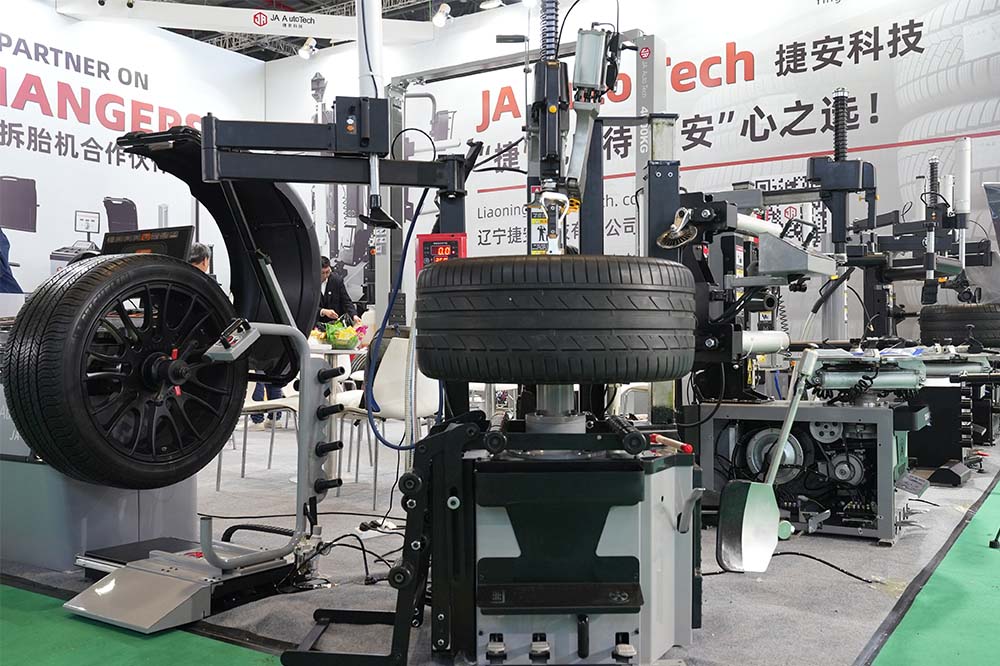 How To Choosing The Right Tire Machine For Your Automotive Business